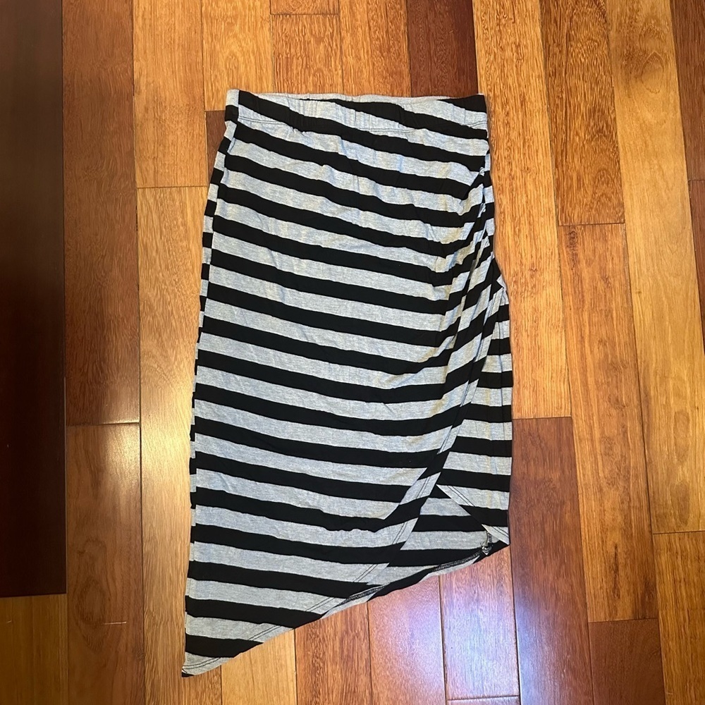 Bobeau | Black and grey stripe skirt with side pleats size M